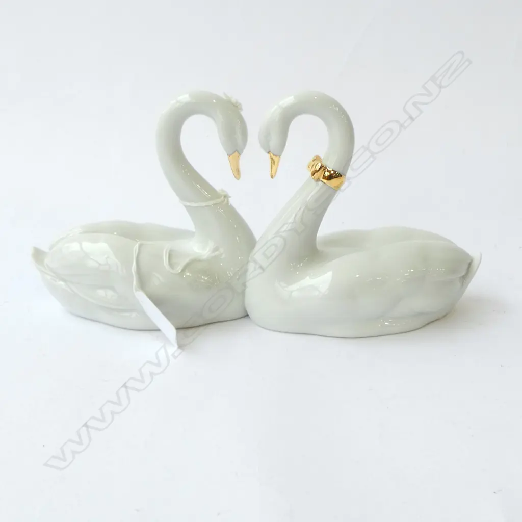LLADRO 'ENDLESS LOVE' SWANS FIGURE GROUP in original box H.135mm Image 1++