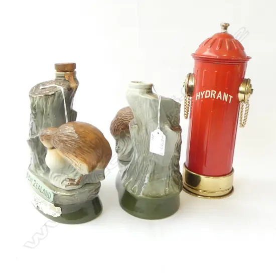 2 x VINTAGE CERAMIC 1974 JIM BEAM KIWI DECANTERS & NOVELTY FIRE HYDRANT MUSICAL DECANTER (1 WITH LID)