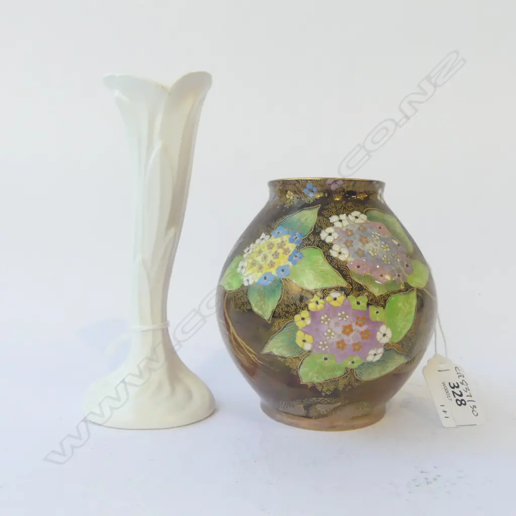 C/LYNN WHITE SPECIMAN VASE H160MM & CARLTONWARE ROUGE ROYAL VASE Image 1++