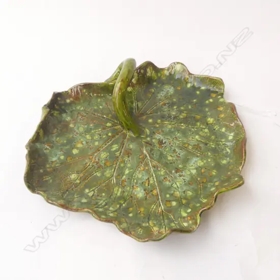 MAJOLICA LEAF DISH BY YVONNE TIBBETTS SIGNED, L.210MM W.230MM