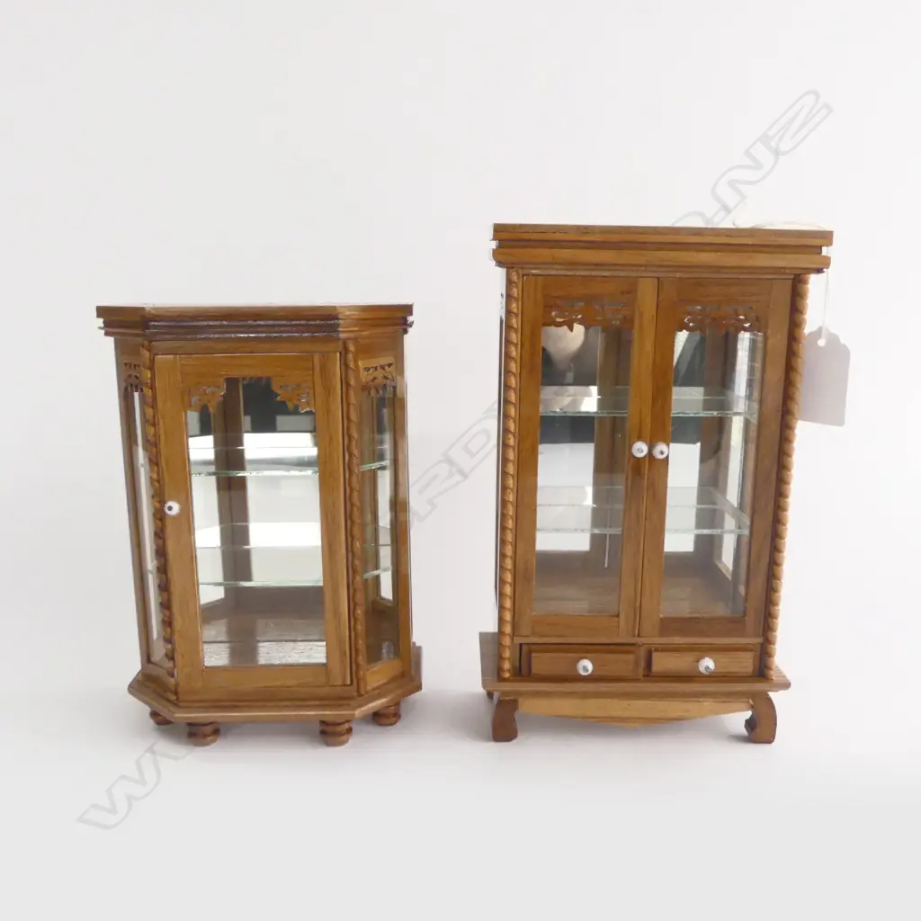 2 MINIATURE TOY DISPLAY CABINETS H.205mm Image 1++
