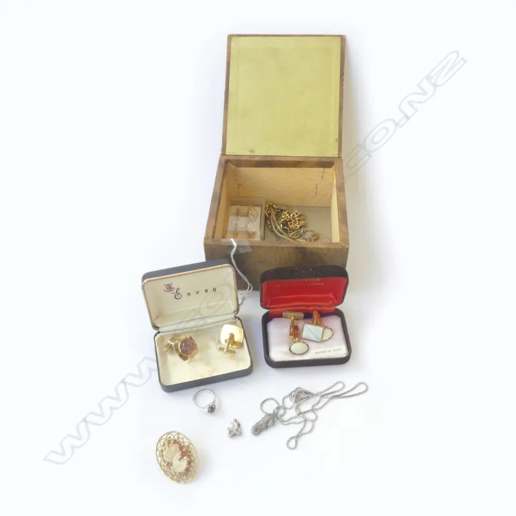 SMALL WOODEN BOX OF COSTUME JEWLERY Image 1++