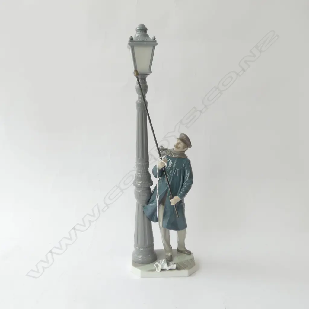 LLADRO FIGURE 'LAMP LIGHTER' H.475mm original box Image 1++