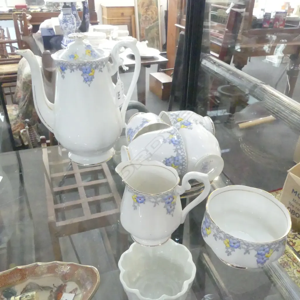 ROYAL ALBERT 'TRELLIS' TEA SERVICE Image 1++
