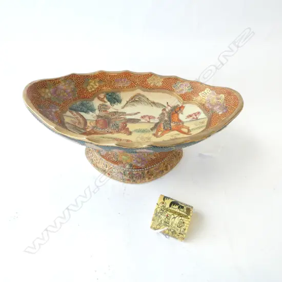 SATSUMA PEDASTAL DISH H.110 W.260mm + CARVED TRINKET BOX