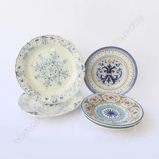 2 B/WHITE MAJOLICA PLATES DIA310MM & 3 BRIGHT COLOURED DISHES