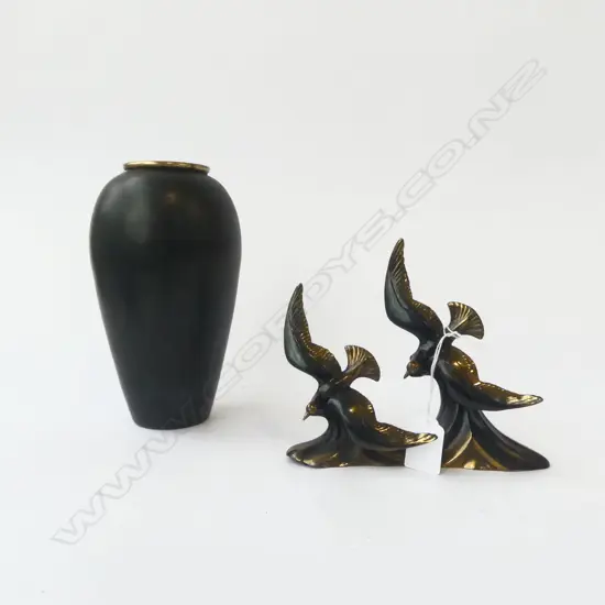 BRASS MANTLE BIRDS & SML BLK VINTAGE GERMAN URN VASE, H.200mm