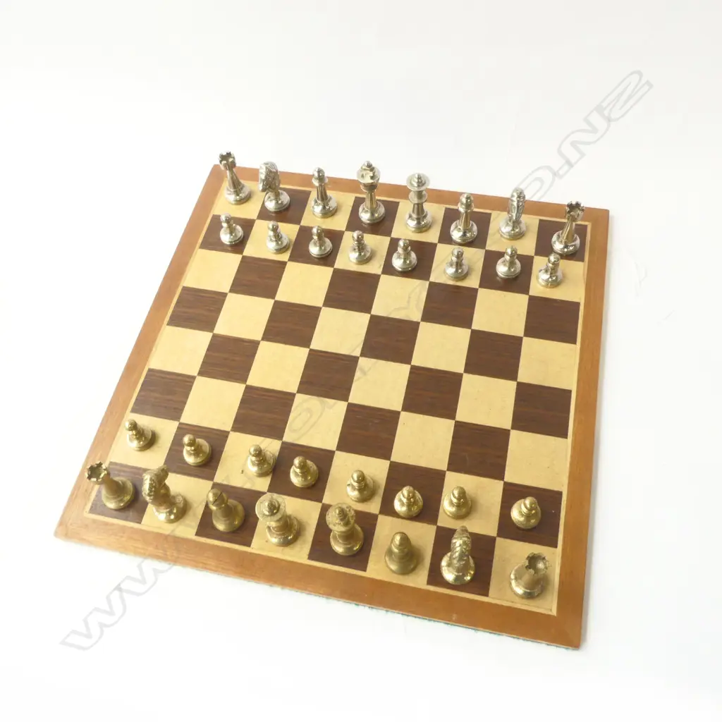HEAVY VINTAGE GOLD & SILVER TONE 32 PC CHESS SET & WOODEN INLAID CHESS BOARD, L.XW.380MM Image 1++