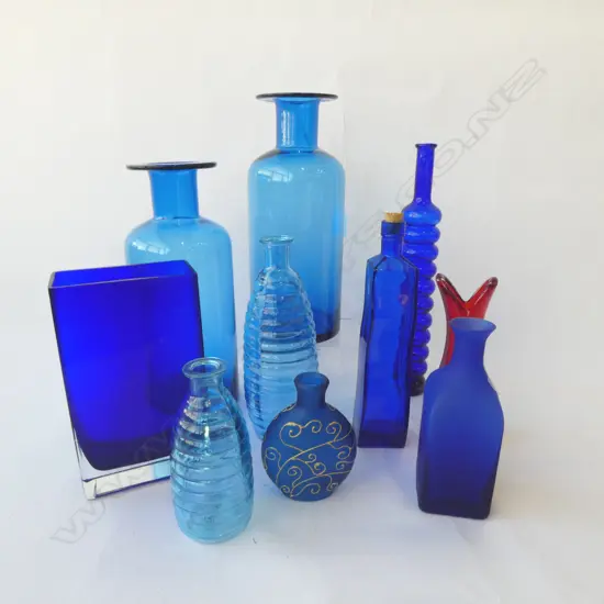 COLLECTION OF 10 MOSTLY BLUE GLASSWARE H.310mm