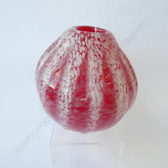 ITALIAN GLASS VASE, BULBOUS SHAPE w WHITE SPECKLED INTERIOR & RIBBED SURFACE, SOMMERSO  CLEAR CASED . Dia 200x200mm 