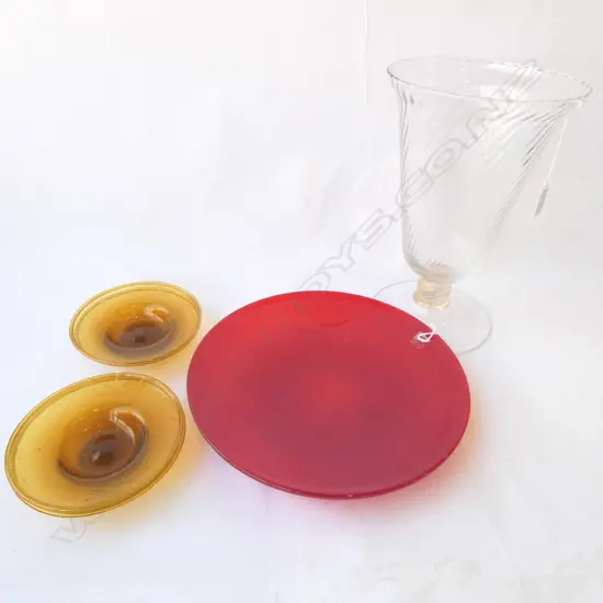 LARGE GLASS VASE H320MM RED GLASS DISH DIA 300MM & 4 AMBER GLASSDISHES DIA 170MM