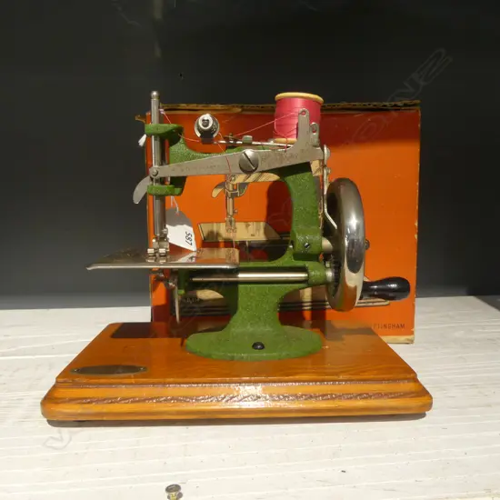 ORIGINAL BOXED SMALL 'GRAIN' BRAND 1950S SEWING MACHINE IN EXCELLENT CONDITION 