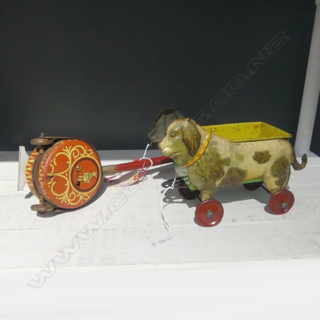 OLD TIN PULL ALONG DOG TOY L.220mm & OLD CLOCKWORK CHILDS VACUUM CLEANER TOY, L. 480mm Image 1++