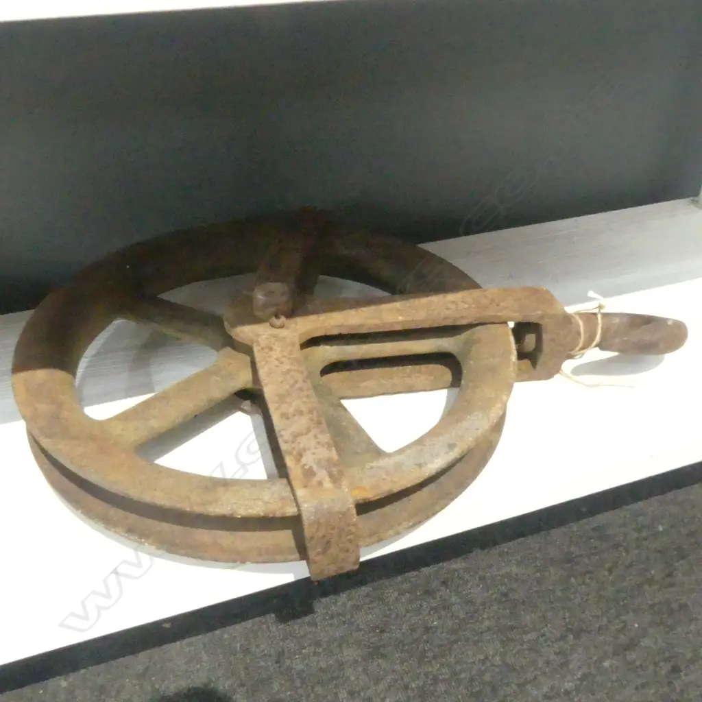 INDUSTRIAL CAST IRON COG WHEEL WITH HOOK H.580mm Image 1++
