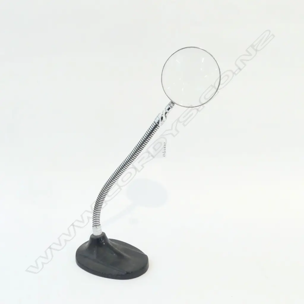 ARTICULATED DESK MAGNIFYING GLASS Image 1++