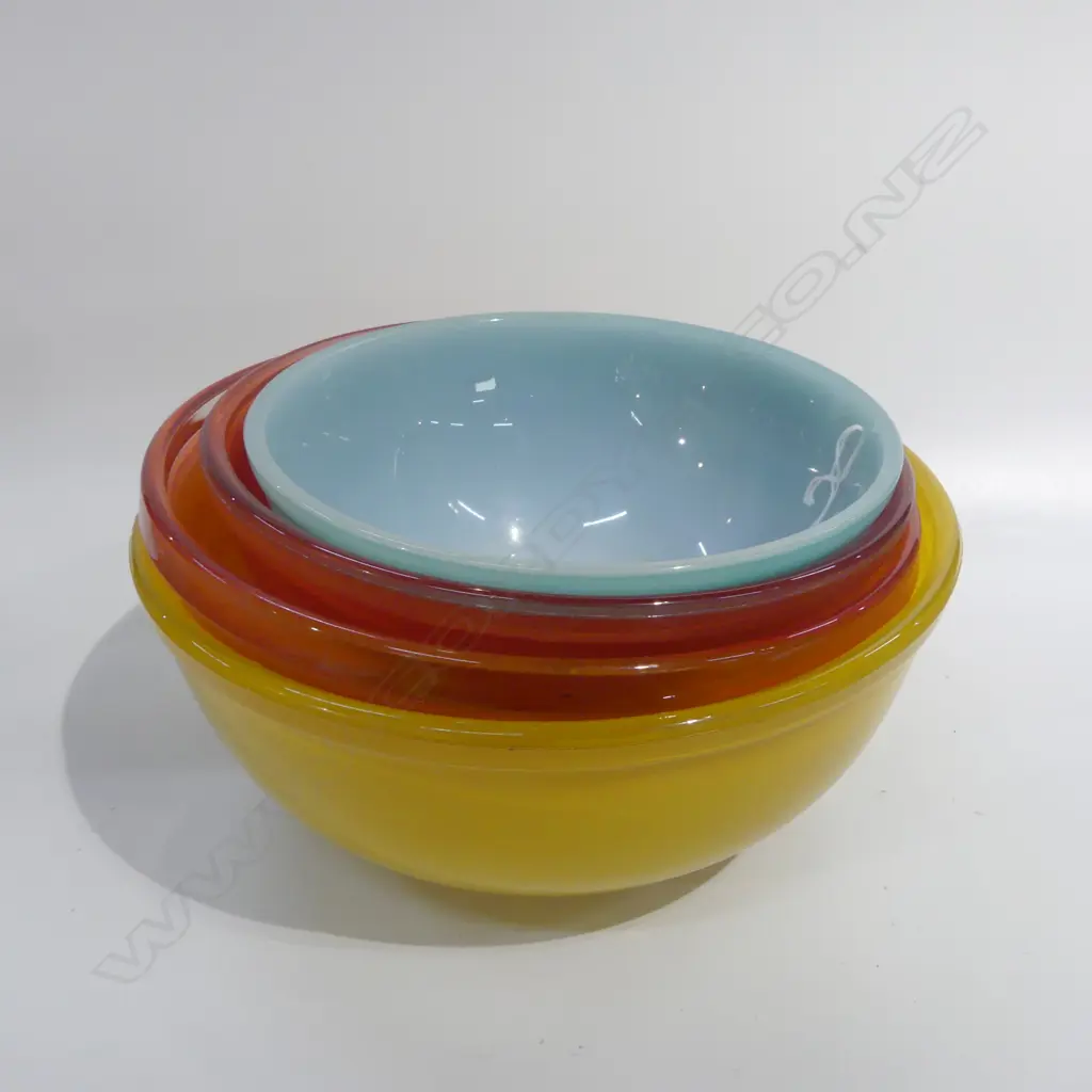 4 VINTAGE PYREX MIXING BOWLS  Image 1++