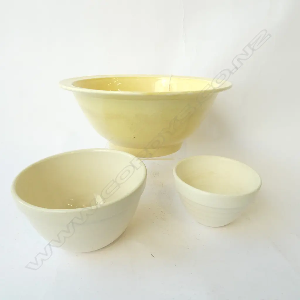 2 CROWN LYNN BEEHIVE MIXING BOWLS + YELLOW GLAZE MIXING BOWL Dia.310mm Image 1++