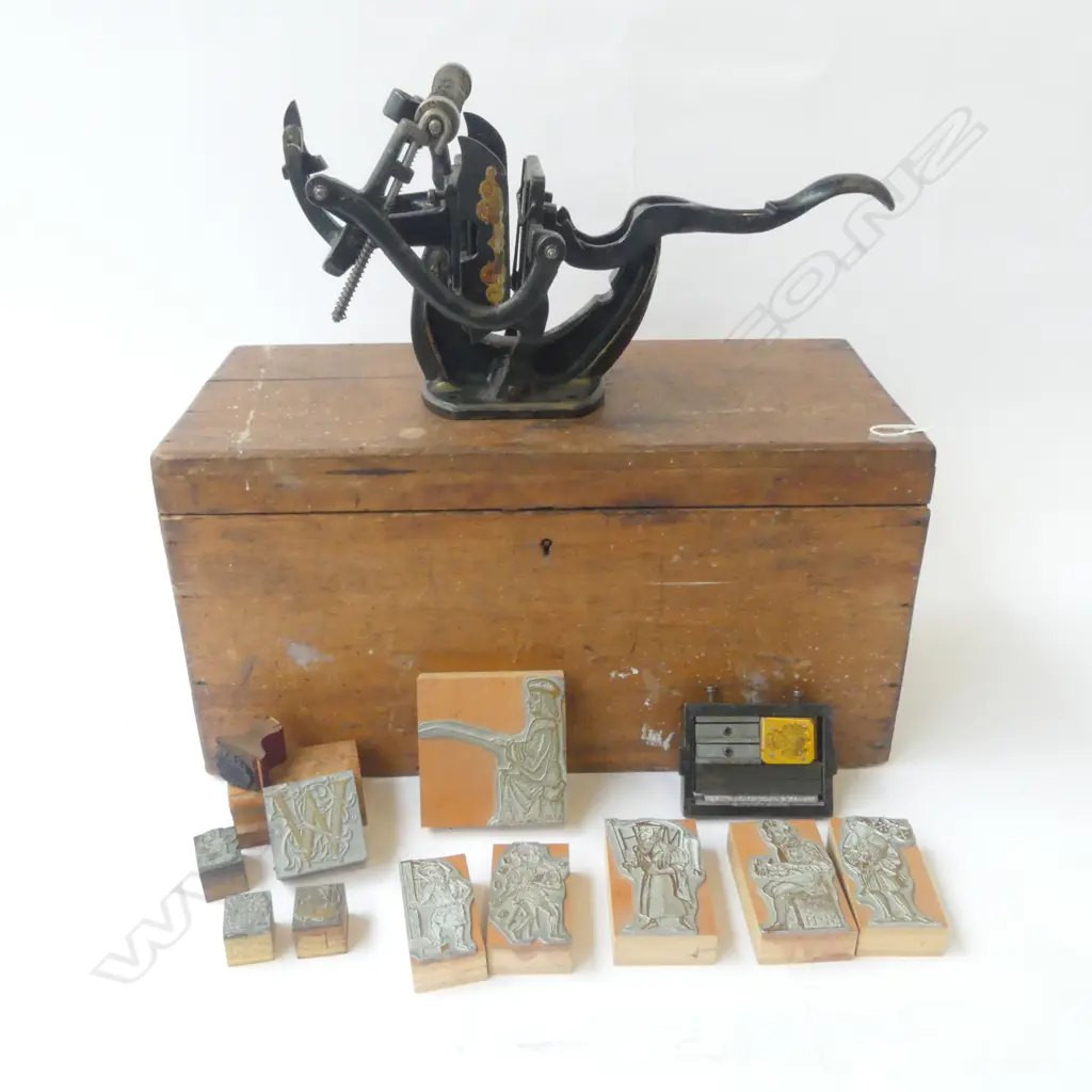 CASED VINTAGE MINITURE PRINTING PRESS L430MM   Image 1++