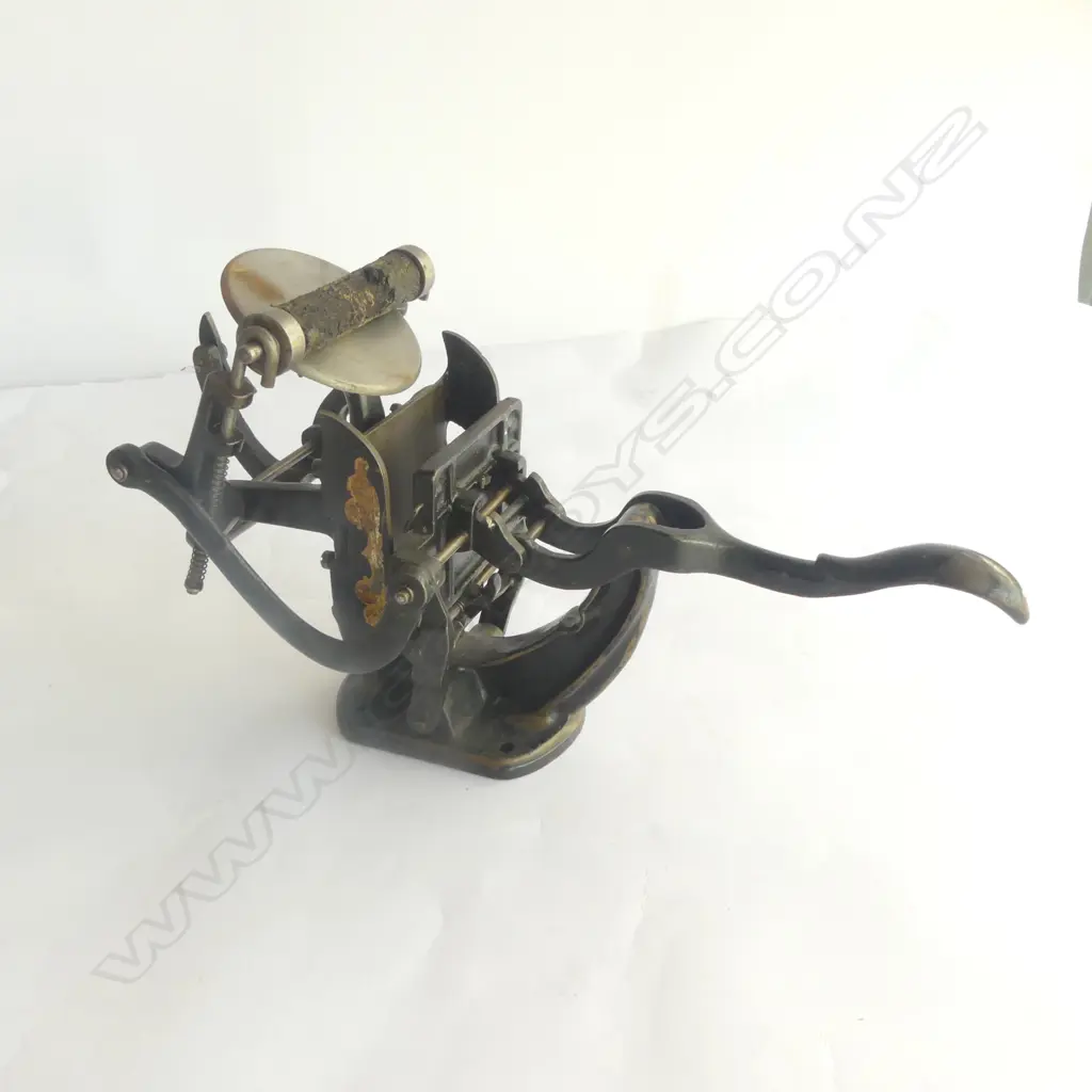CASED VINTAGE MINITURE PRINTING PRESS L430MM   Image 1++