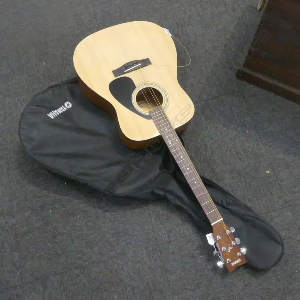 YAMAHA F130P ACOUSTIC GUITAR IN CARRY CASE needs new strings  Image 1++