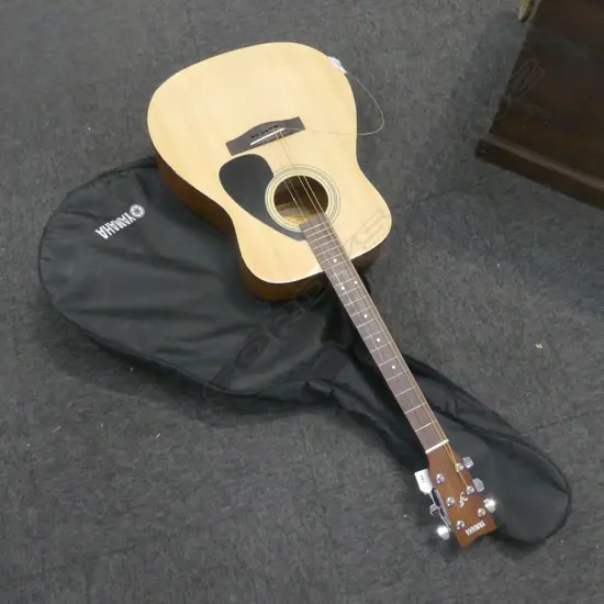 YAMAHA F130P ACOUSTIC GUITAR IN CARRY CASE needs new strings 