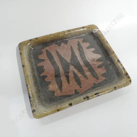 JULIET PETER POTTERY PLATTER WAX RESIST DECORATION L250MM