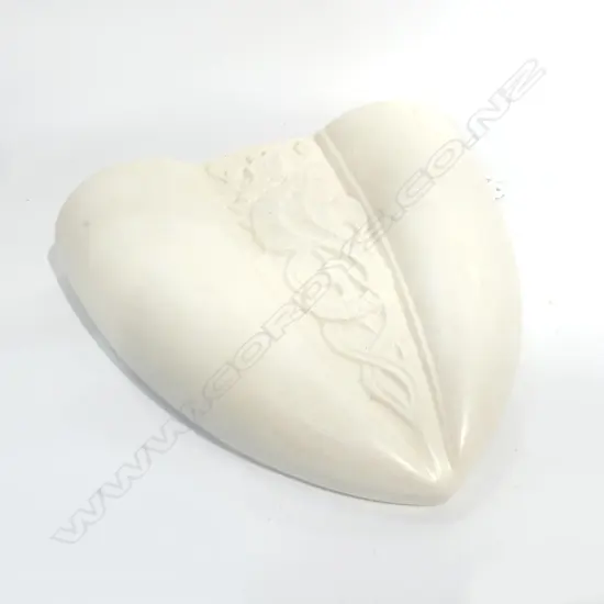 CROWN LYNN CREAM WALL HANGING SEAHORSE VASE, stamped Crown Lynn New Zealand & #.110. to base, H.220mm