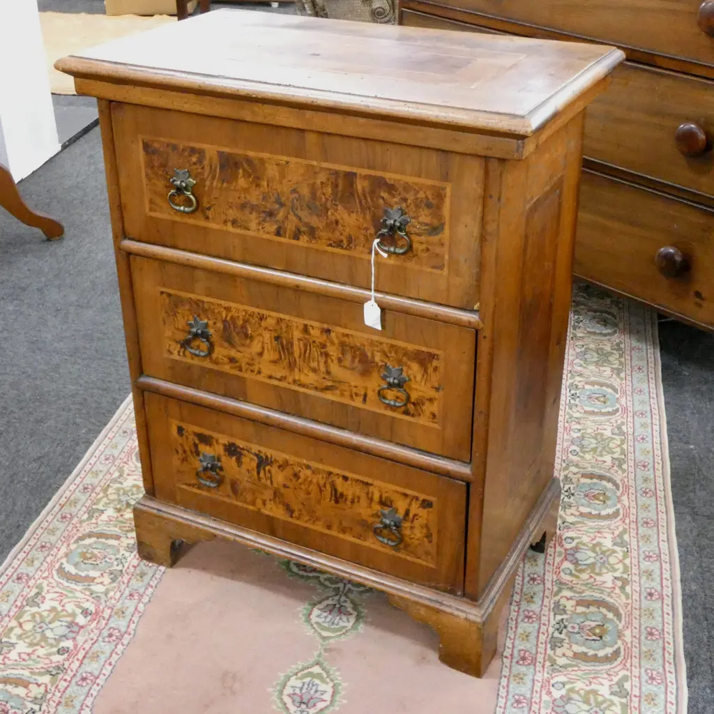 SMALL PROPORTIONED 19thC 3 DRAWER CHEST OF DRAWERS 610x360x760mm Image 1++