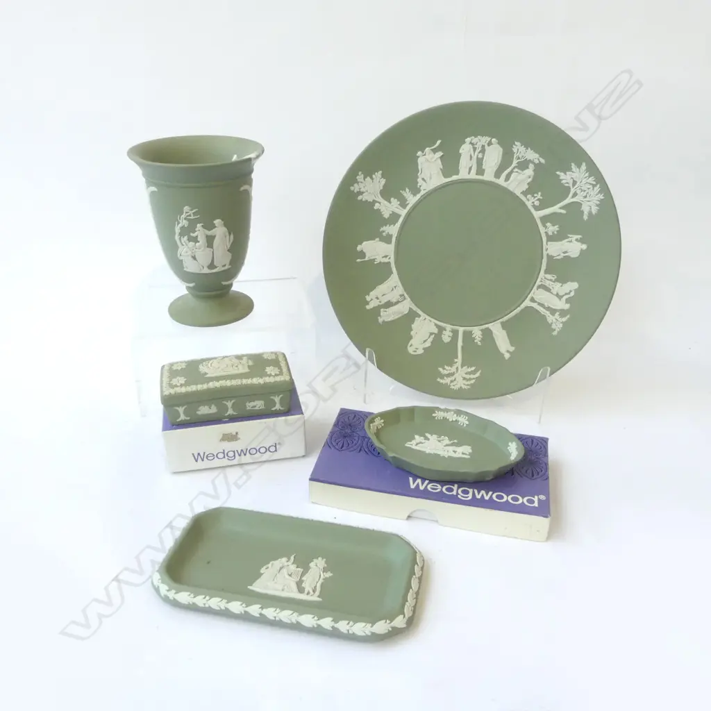 5PCS GREEN JASPER WEDGWOOD CAKE PLATE 2 DISHES 2 LIDDED BOXES & VASE H130MM Image 1++
