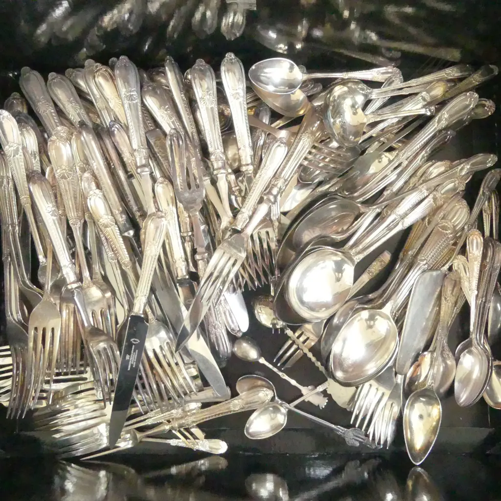TRAY OF EP CUTLERY Image 1++