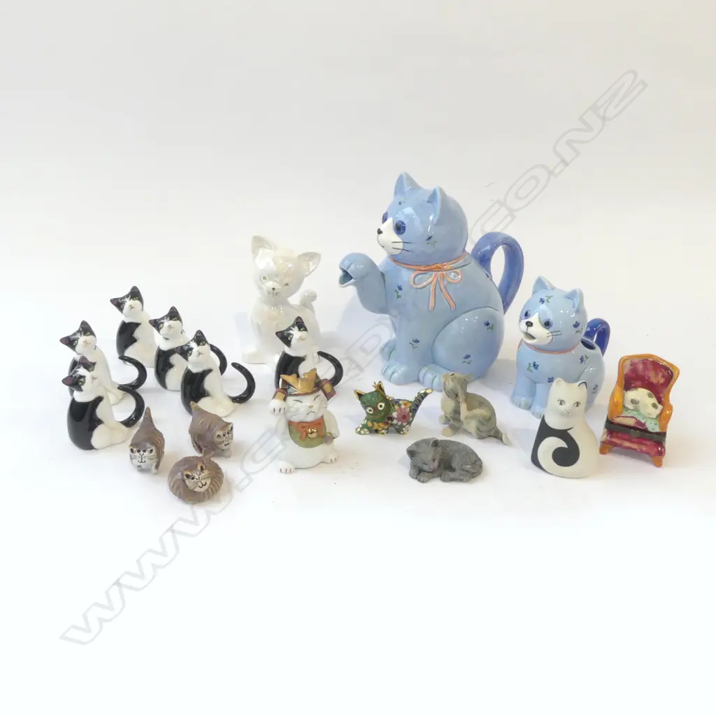 COLLECTION OF 18 CHINA & POTTERY CATS Image 1++
