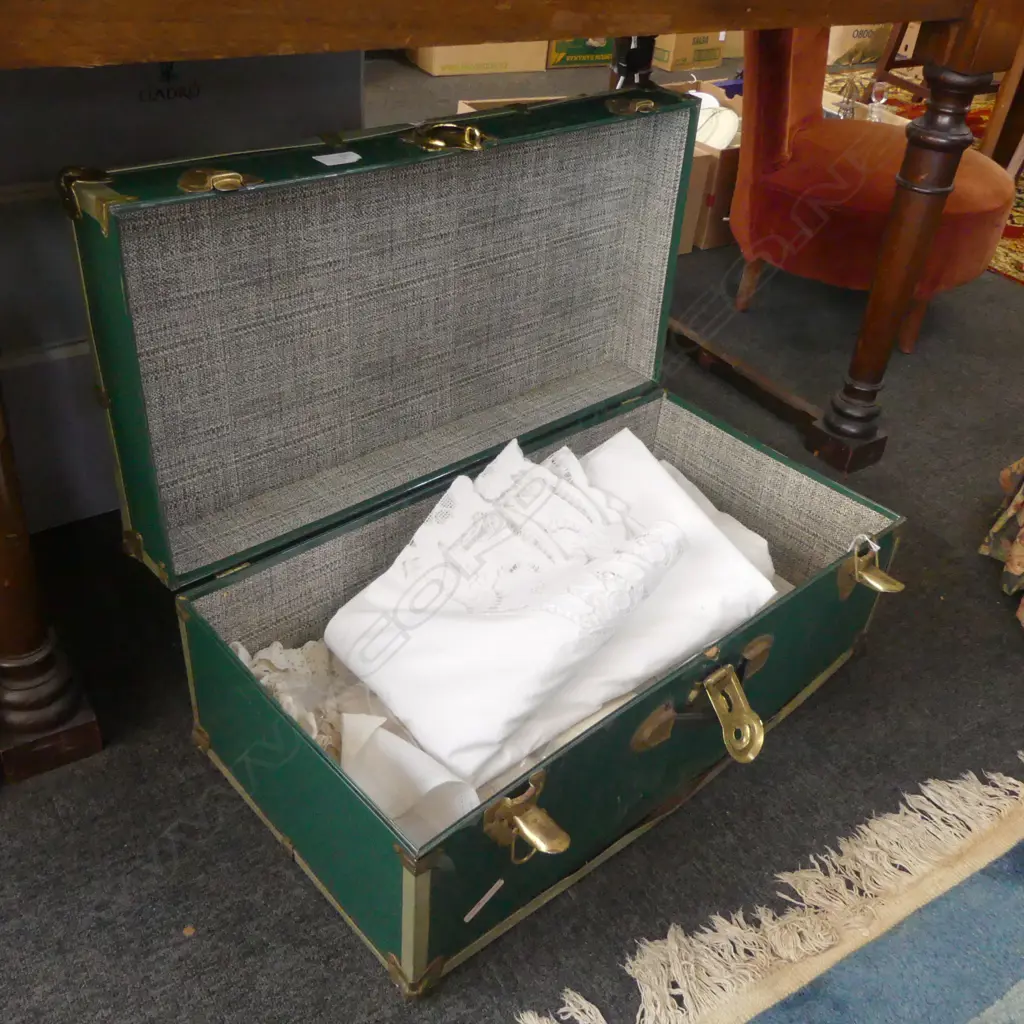 TIN TRUNK OF VINTAGE LINEN Image 1++