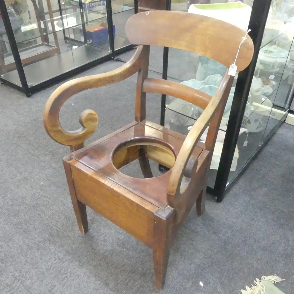 WMIV COMMODE CHAIR  Image 1++