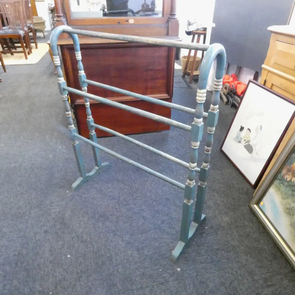 DISTRESSED PAINTED TOWEL RACK H.900mm Image 1++