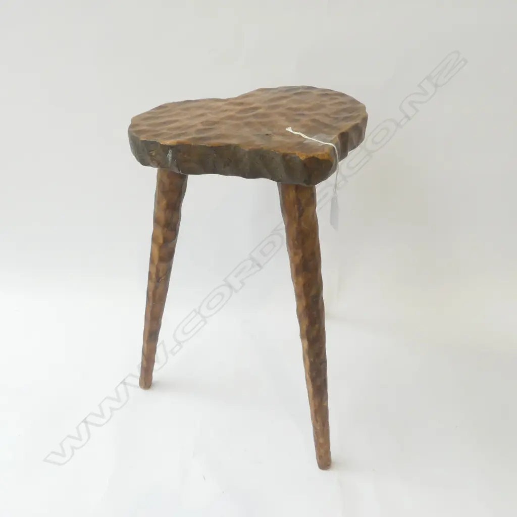 WOOD CARVED HEART FORM STOOL H.420mm Image 1++