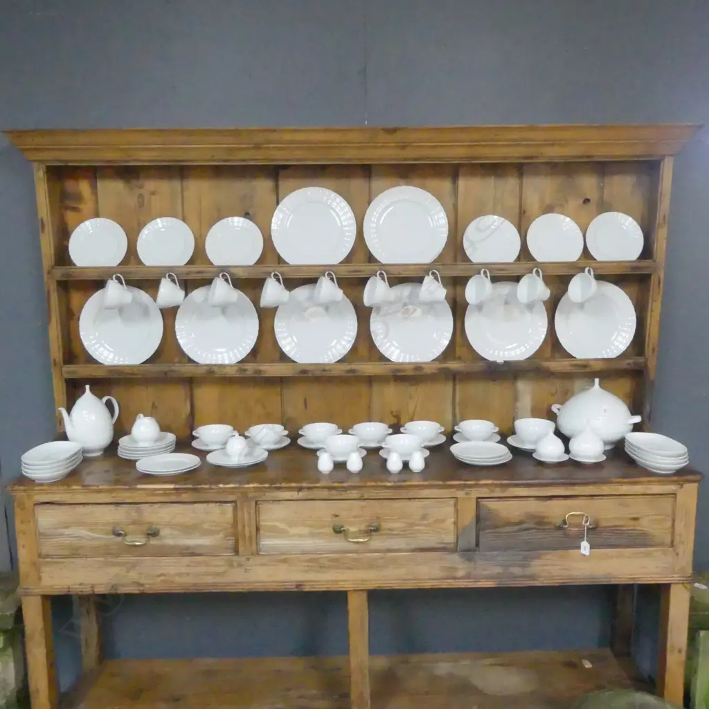 LGE HUTCHENREUTHER 'LUCINA' WHITE DINNER SERVICE a stylish set discontinued 1972. mainly 8 settings... Image 1++