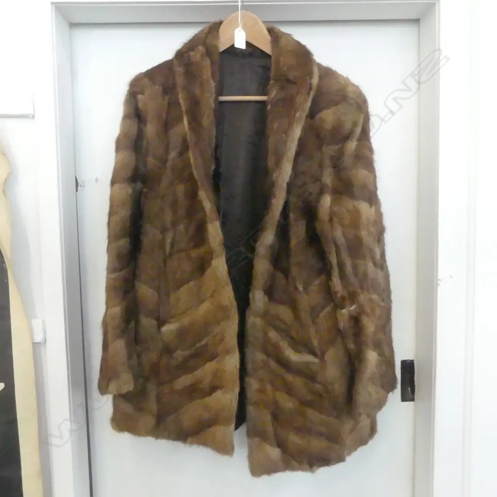 LADIES FUR COAT  Image 1++