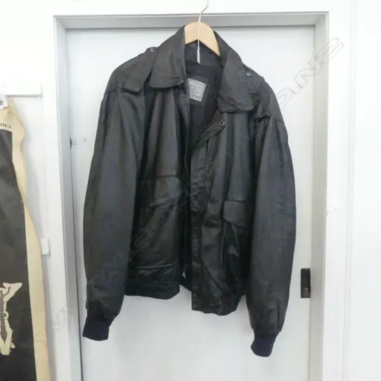 MENS LEATHER JACKET SIZE L.