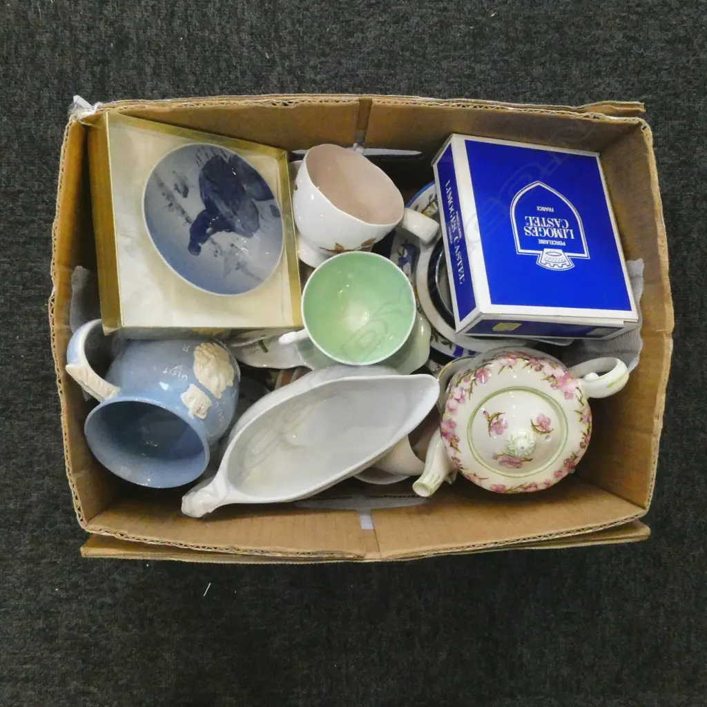 BOX OF CHINA C/S DISHES TEAPOT ETC Image 1++