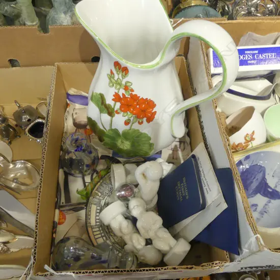 TRAY LOT JUG 4 WHITE FIGURES 3 PCS COLOURED GLASS RD PLATES & COINS