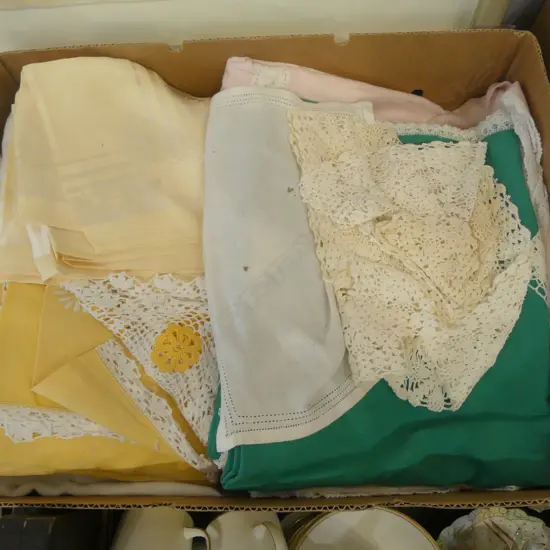 BOX OF ASSORTED LINEN