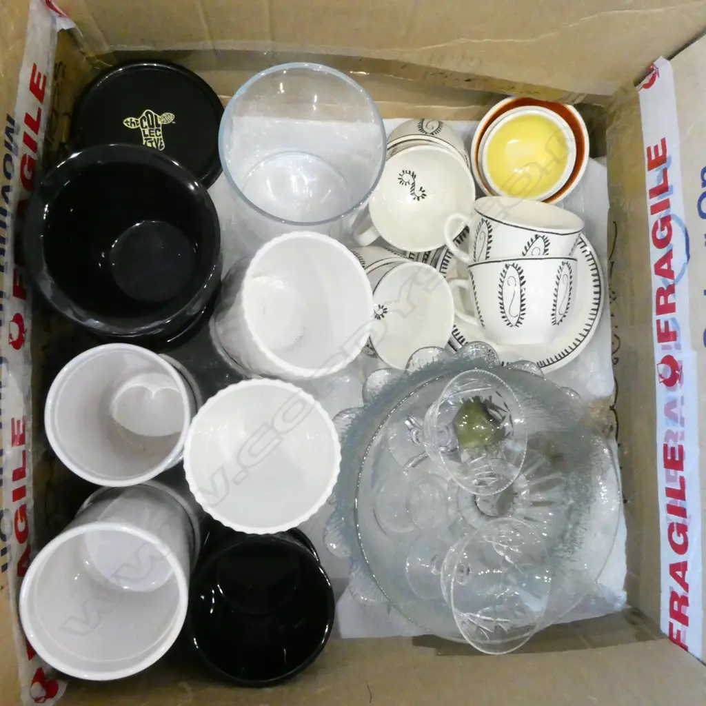 BOX OF MODERN CHINA & GLASSWARE Image 1++