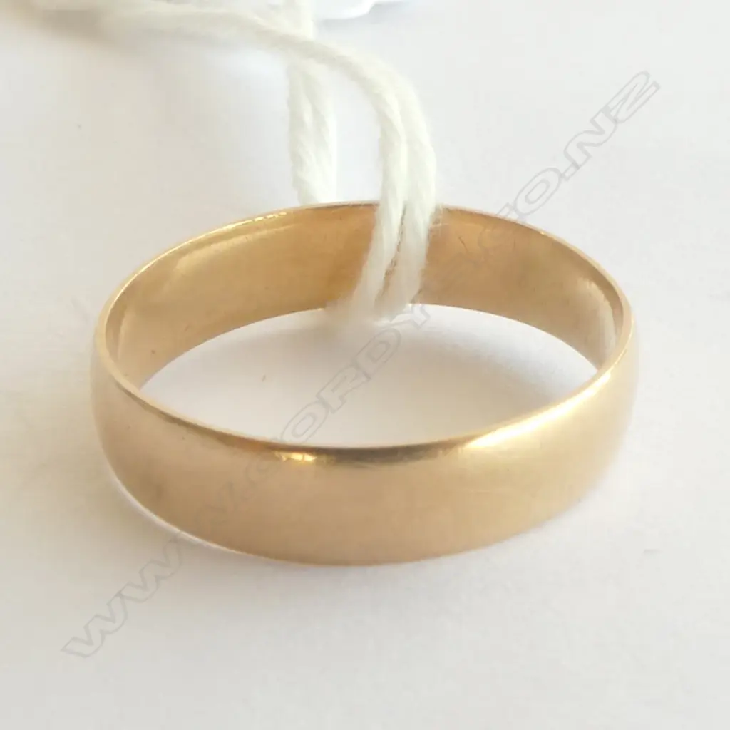 18ct GOLD WEDDER, 2.7 gm SIZE Q Image 1++