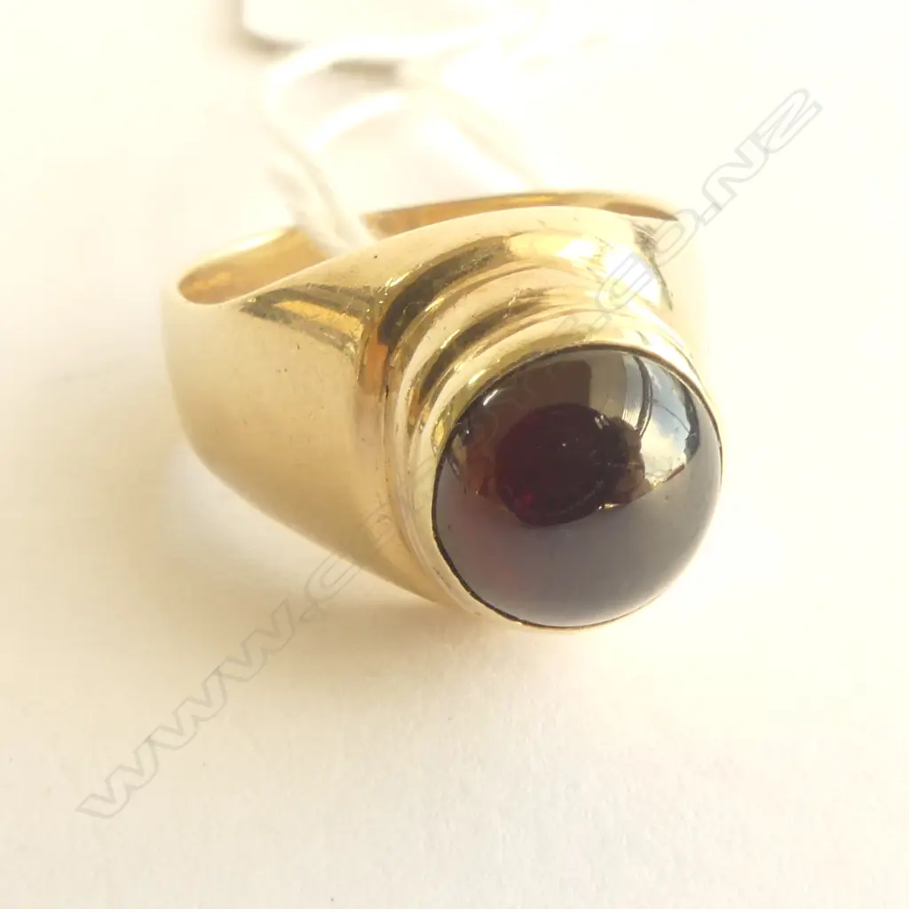 9ct GOLD RING w CENTRAL OVAL GARNET, 11gm SIZE R Image 1++