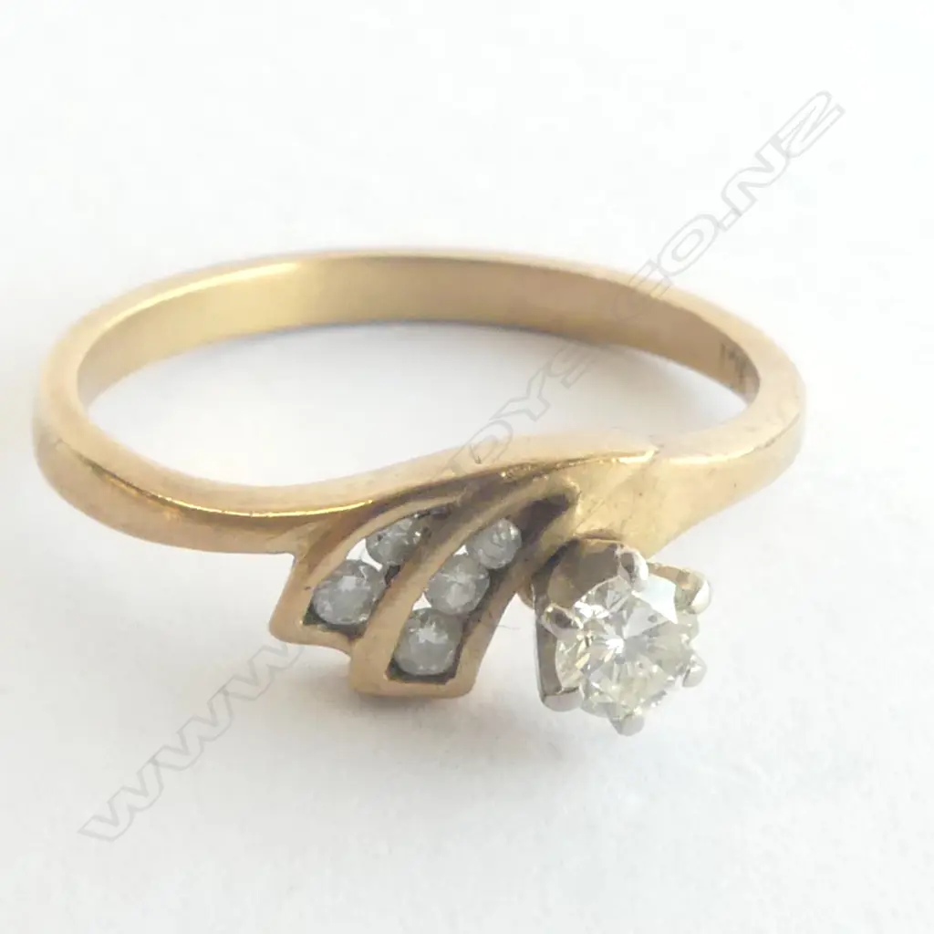 9CT GOLD  (Approx 0.14ct) claw set DIAMOND with shoulder diamonds RING size N Image 1++