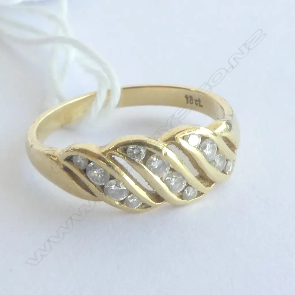 18CT Y/G CHANNEL SET DIAMOND RING 3.5GMS  (0.33ct )SIZE N Image 1++