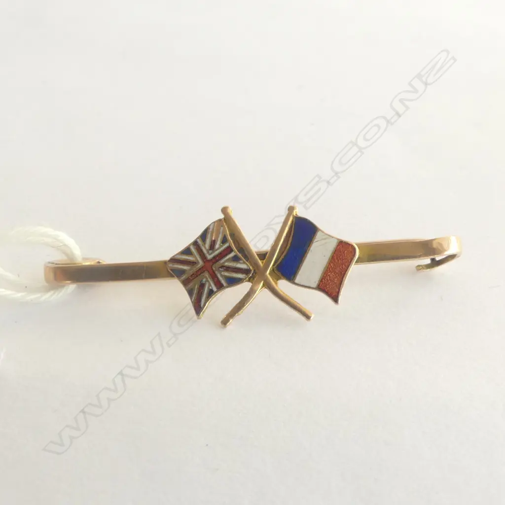 9ct GOLD EARLY 20thC BROOCH/PIN WITH ENAMELLED FLAGS OF FRANCE & ENGLAND 1.7gms Image 1++