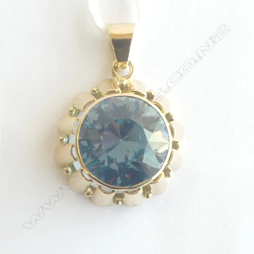 14CT BLUE TOPAZ PENDANT 8.4gms Image 1++