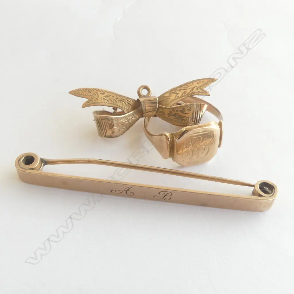 9CT GOLD SIGNET RING & 2 9CT BAR BROOCHES 8.8GM2 Image 1++