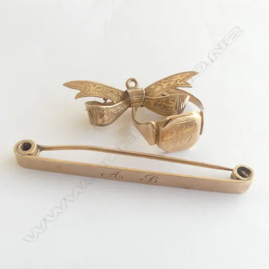 9CT GOLD SIGNET RING & 2 9CT BAR BROOCHES 8.8GM2